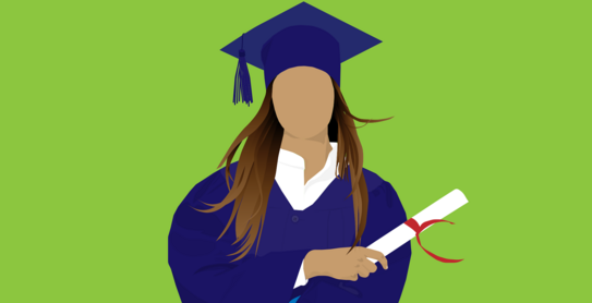 Uniabsolventin in Robe hält Abschluss in der Hand