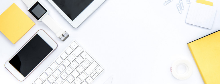 Organisation Utensilien In weiß und gelb gehaltene Gegenstände für die Organisation: Tablet. Büroklammern, Schere, Smartphone, Notizblock, Uhr, Tastatur, Post-It, Thesafilm, Lineal.