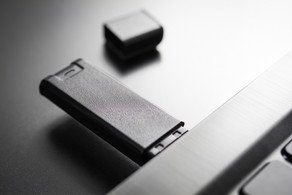 Ein USB-Stick steckt in einem Laptop.